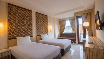 Habitación estándar | Minibar, caja de seguridad en la habitación y escritorio