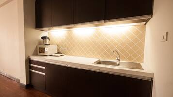 Full-sized fridge, microwave, stovetop, coffee/tea maker