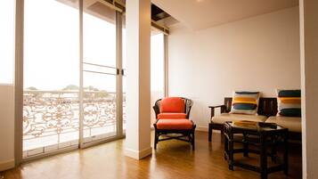 Riverview 2 Bedrooms Living room | Salle de séjour | Télévision