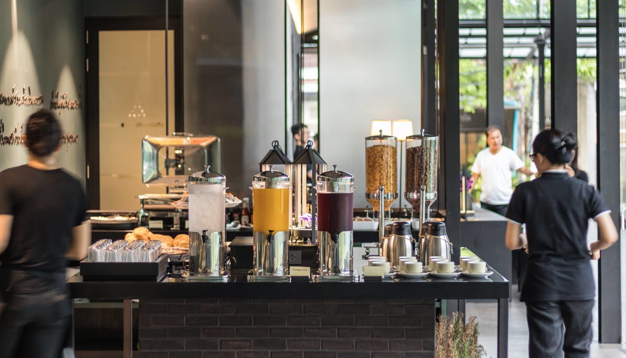 Petit déjeuner buffet (280 THB par personne)