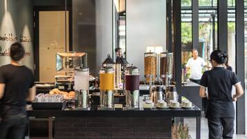 Petit déjeuner buffet (280 THB par personne)