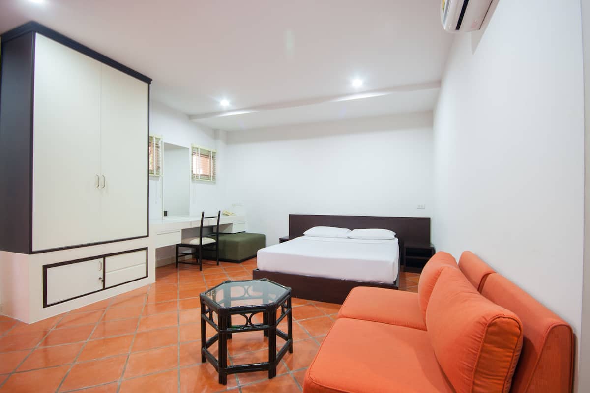 Studio | Premium bedding, minibar, in-room safe, desk