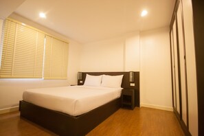 เครื่องนอนระดับพรีเมียม, มินิบาร์, ตู้นิรภัยในห้องพัก, โต๊ะทำงาน