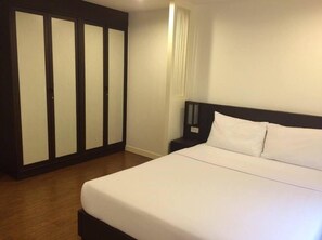 2 Bedrooms Living room | Premium bedding, minibar, in-room safe, desk