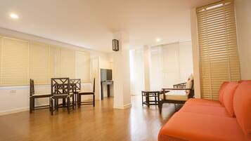 Riverview 2 Bedrooms Living room | Premium bedding, minibar, in-room safe, desk