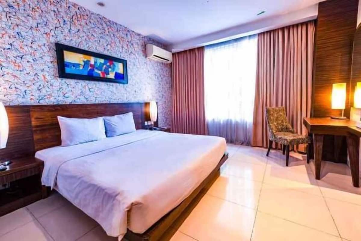 Minibar, brankas, meja kerja, dan tempat tidur lipat/tambahan