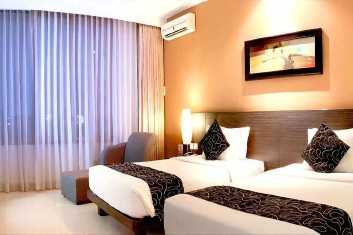 Minibar, in-room safe, desk, rollaway beds