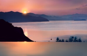 Un lago tranquilo con montañas al fondo y un bote en el agua.