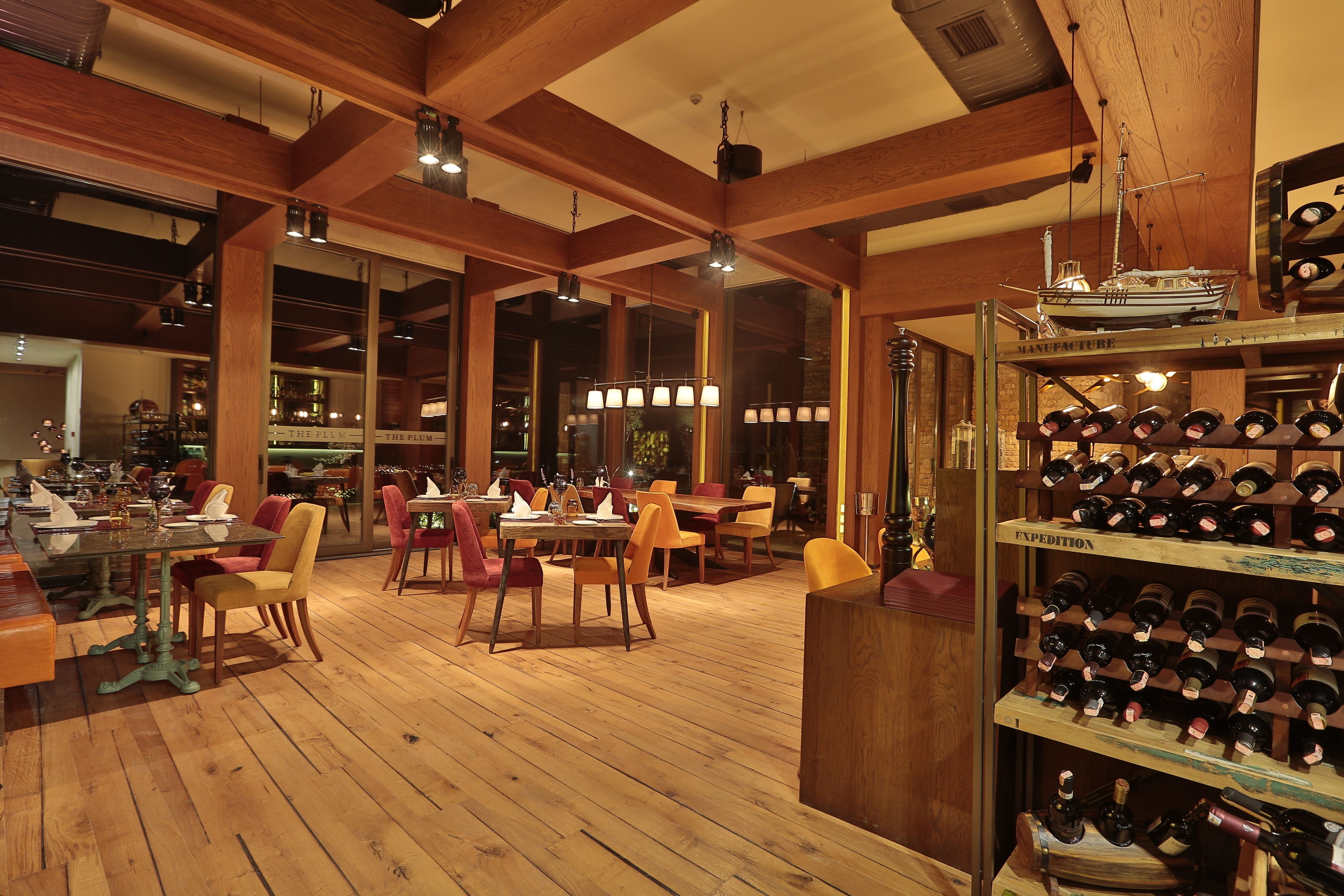 breakfast, lunch, dinner served; international cuisine