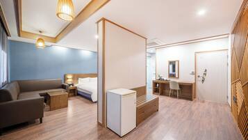 Suite A | 1 makuuhuone, ylelliset vuodevaatteet, untuvapeitot, työpöytä