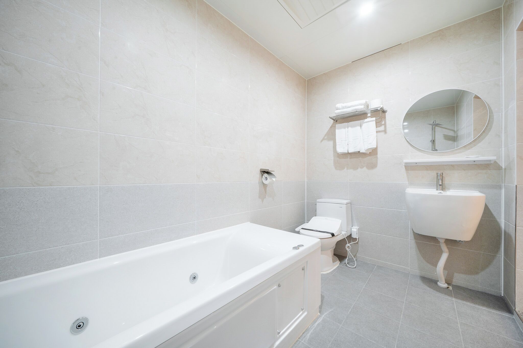 Suite B | Kylpyhuone | Ilmaiset hygieniatuotteet, hiustenkuivaaja, kylpytakit, tohvelit