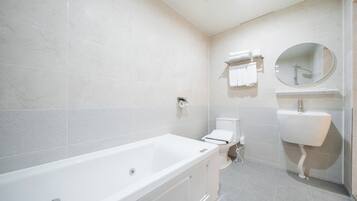 Suite B | Kylpyhuone | Ilmaiset hygieniatuotteet, hiustenkuivaaja, kylpytakit, tohvelit