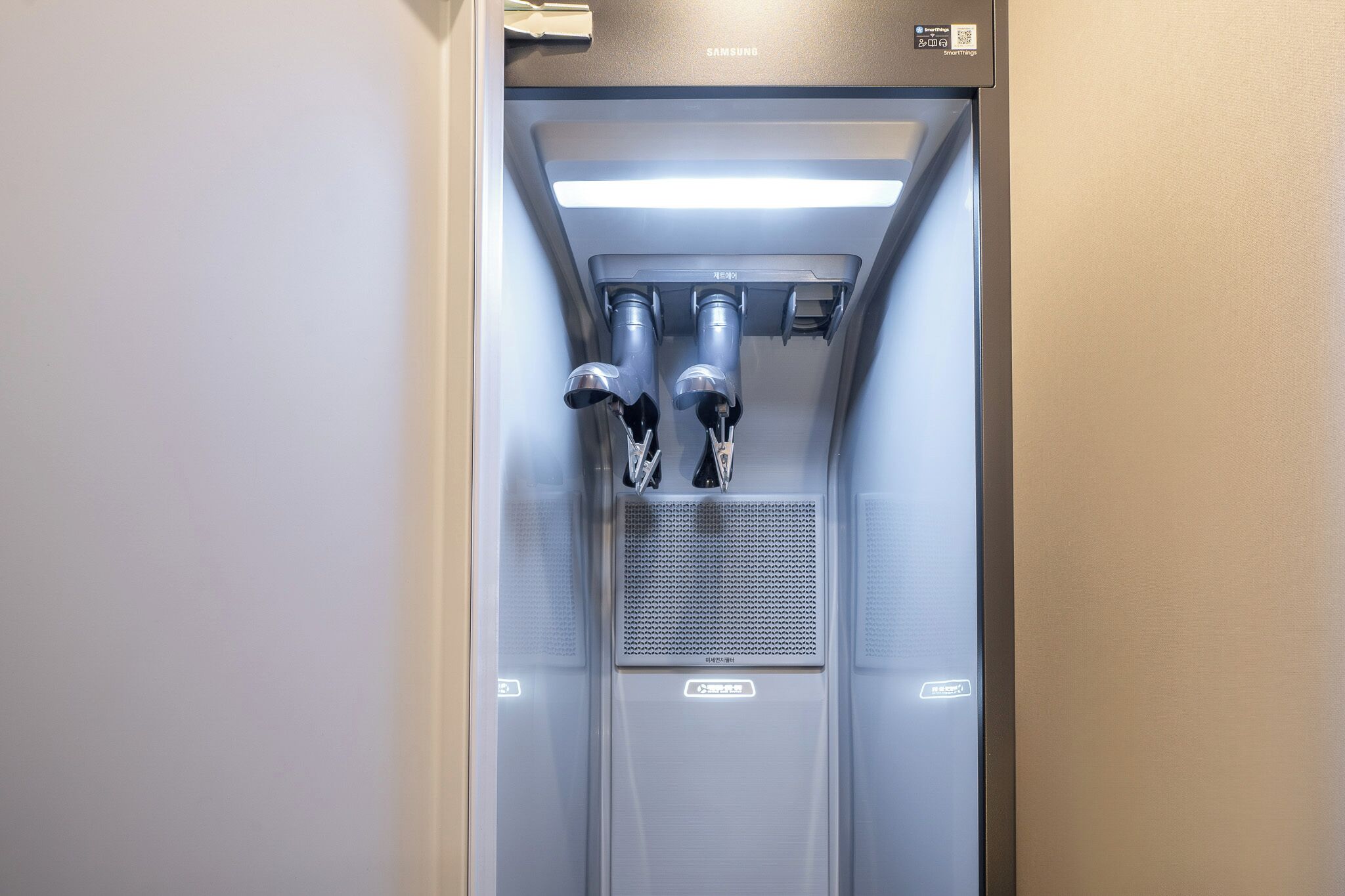 Un distributeur d’eau doté de deux robinets, d’un panneau de commande et d’une ouverture de ventilation.