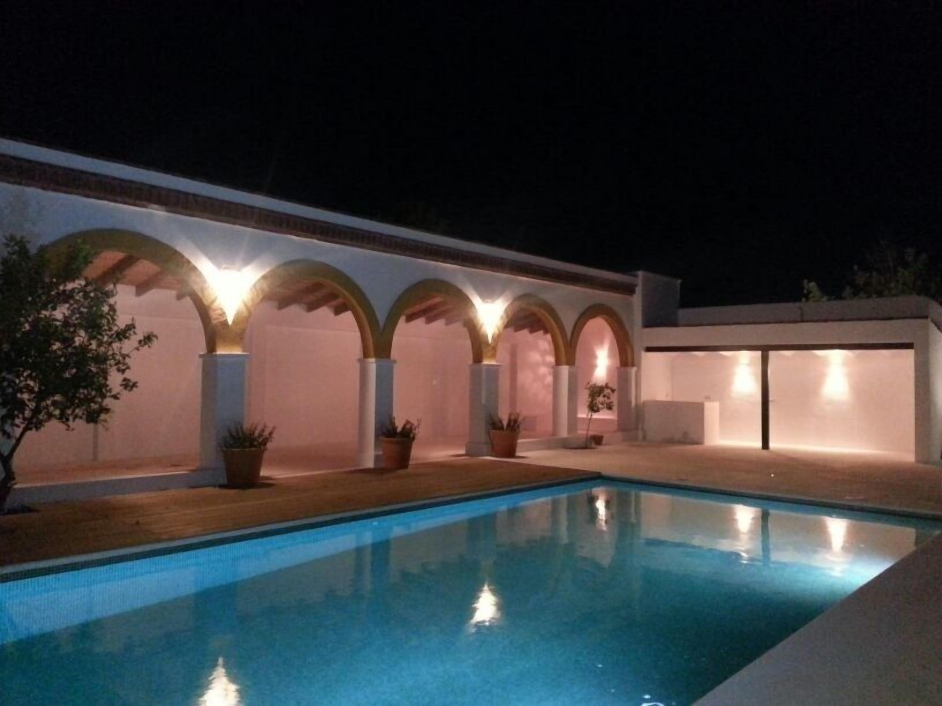 Seasonal outdoor pool, free pool cabanas, pool loungers