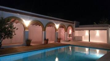 Seasonal outdoor pool, free pool cabanas, pool loungers