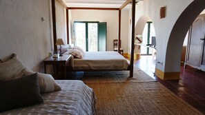 Habitación doble superior | Ropa de cama de alta calidad y caja de seguridad en la habitación 