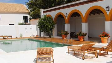 Een seizoensgebonden buitenzwembad, gratis zwembadcabana's