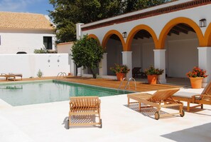 Una piscina al aire libre de temporada, cabañas de piscina gratuitas