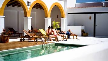 Seasonal outdoor pool, free cabanas, sun loungers