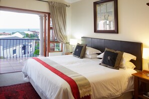 Deluxe Twin/King/Queen En-Suite | 1 bedroom, in-room safe, desk, blackout drapes