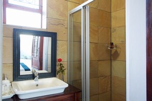 Standard En-Suite Courtyard | 1 Schlafzimmer, Zimmersafe, Schreibtisch, Verdunkelungsvorhänge