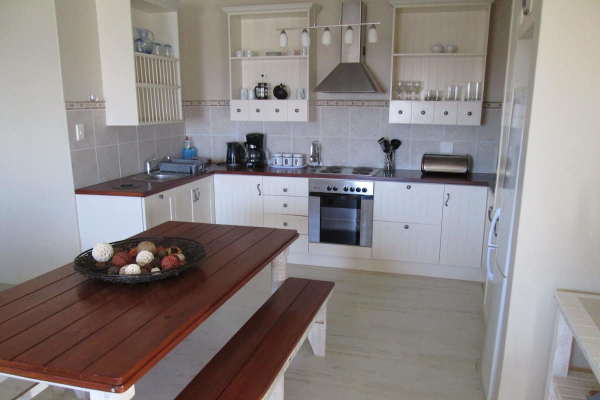 Two Bedroom Self Catering Unit | Área de estar | TV 32 polegadas com canais via satélite