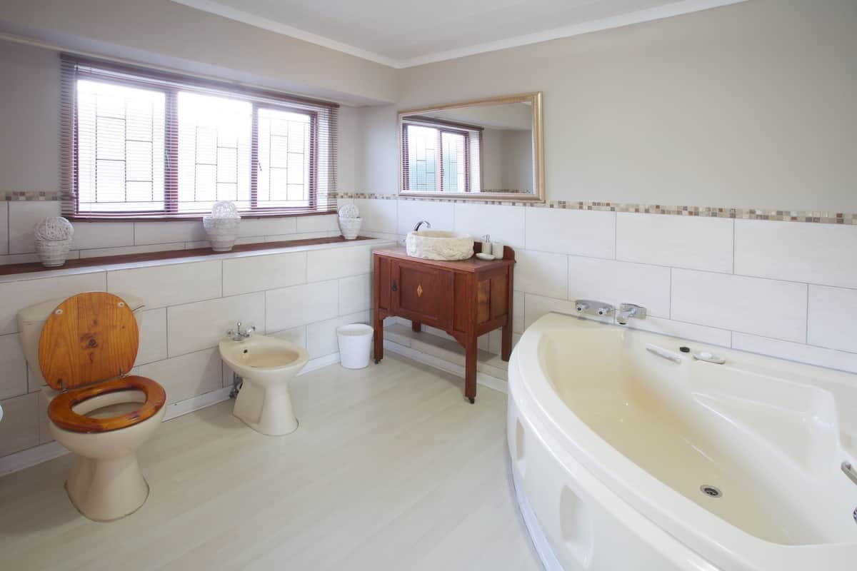 Upstairs Sea Facing Apartment  | 1 quarto, cofres nos quartos, escrivaninha, cortinas blackout