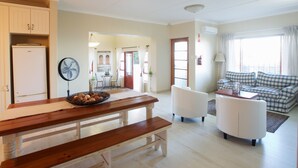 Two Bedroom Self Catering Unit | Área de sala de estar | Televisión de 32 pulgadas con canales vía satélite 