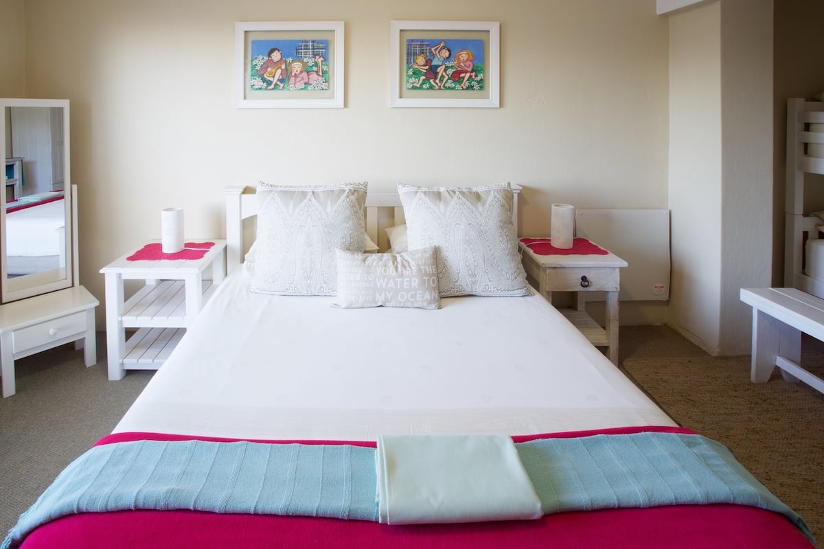2 Bedroom self catering unit | 1 quarto, cofres nos quartos, escrivaninha, cortinas blackout