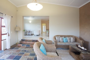 Two Bedroom Self Catering Unit | 1 chambre, coffres-forts dans les chambres, bureau, rideaux occultants