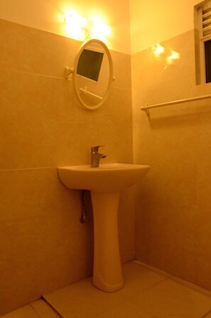 Superior Double Room, 1 Bedroom, Non Smoking | Bathroom | Shower, towels