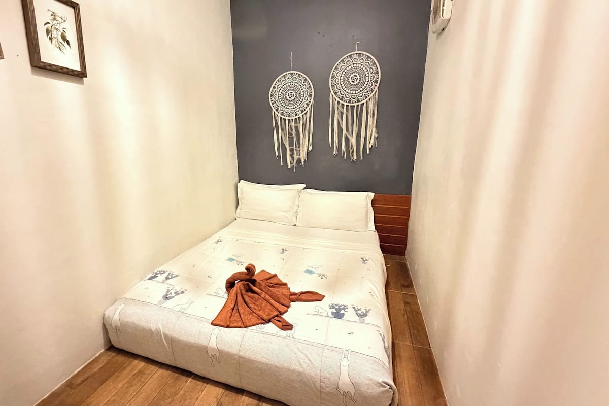 Standard Queen Bed (Fan Room) | Escritorio, wifi gratis y ropa de cama