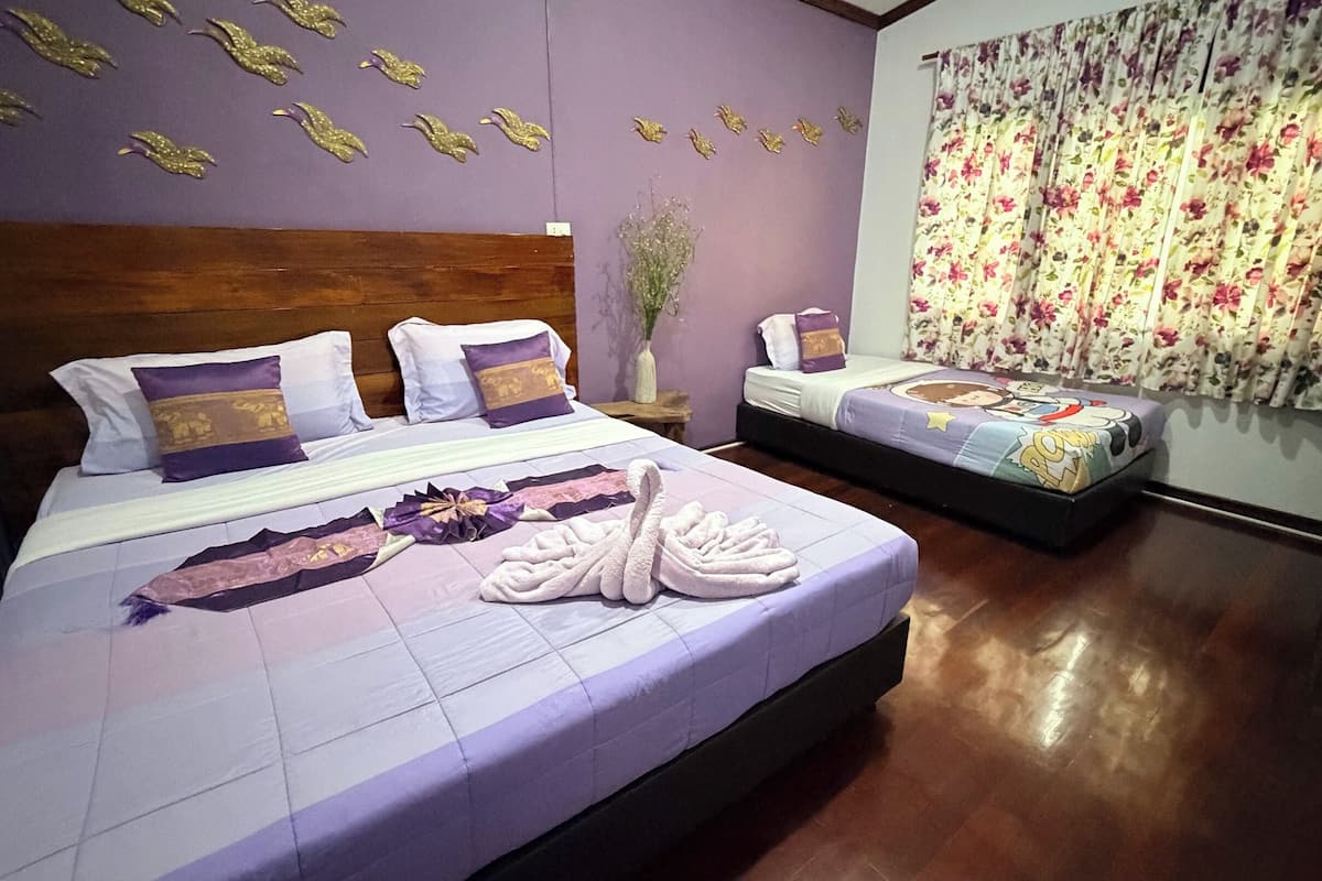 Deluxe Triple | Escritorio, wifi gratis y ropa de cama