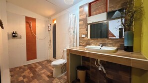 Standard King Bed | Badezimmer | Dusche, Regendusche, kostenlose Toilettenartikel, Haartrockner