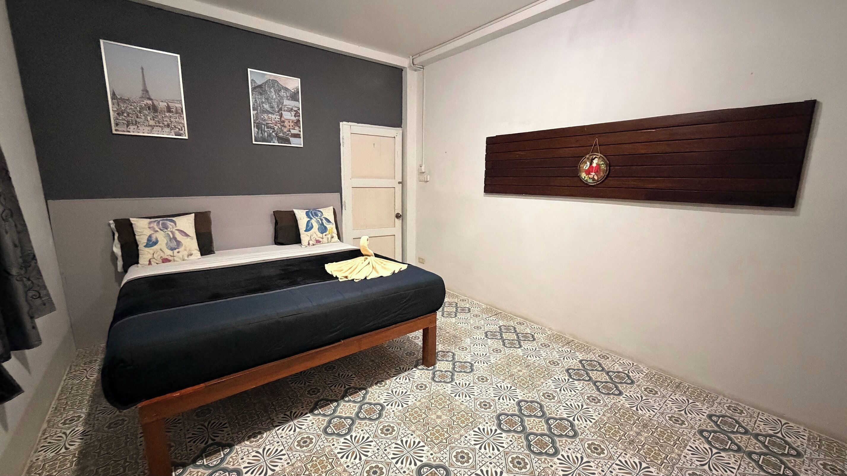 Standard King Bed | Schreibtisch, kostenloses WLAN, Bettwäsche