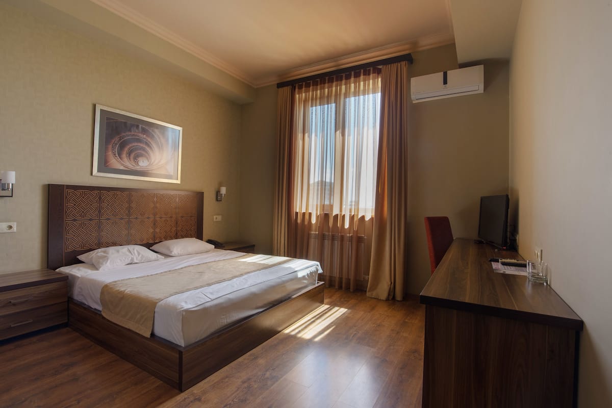 Standaard tweepersoonskamer | Lakens van Egyptisch katoen, luxe beddengoed, een minibar