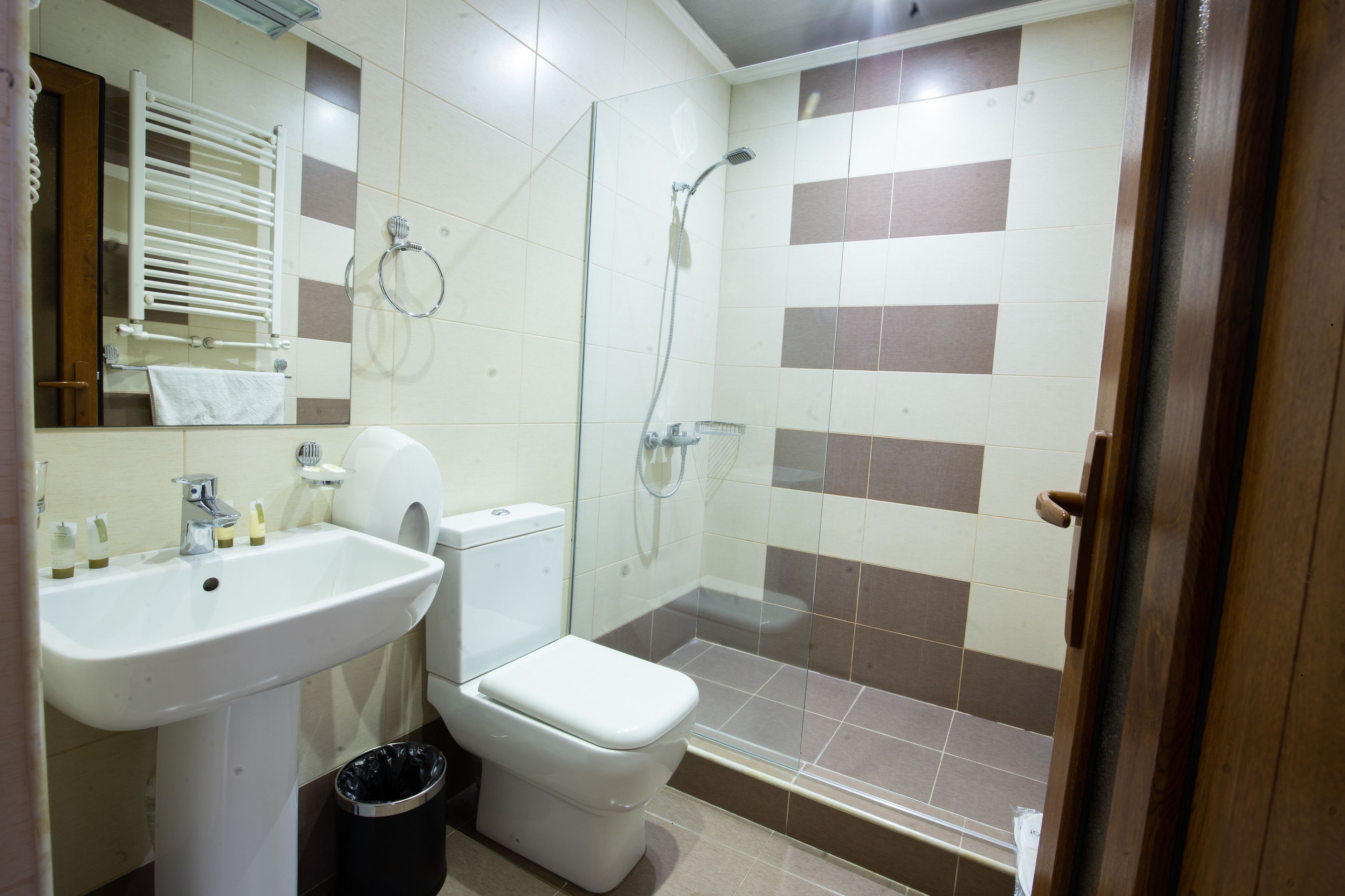 Un baño con lavamanos, inodoro y ducha.