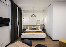 Design kamer, 1 twee- of 2 eenpersoonsbedden, toegankelijk voor mindervaliden, uitzicht op stad | Lakens van Egyptisch katoen, luxe beddengoed, een minibar