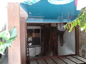 Hồ bơi ngoài trời
