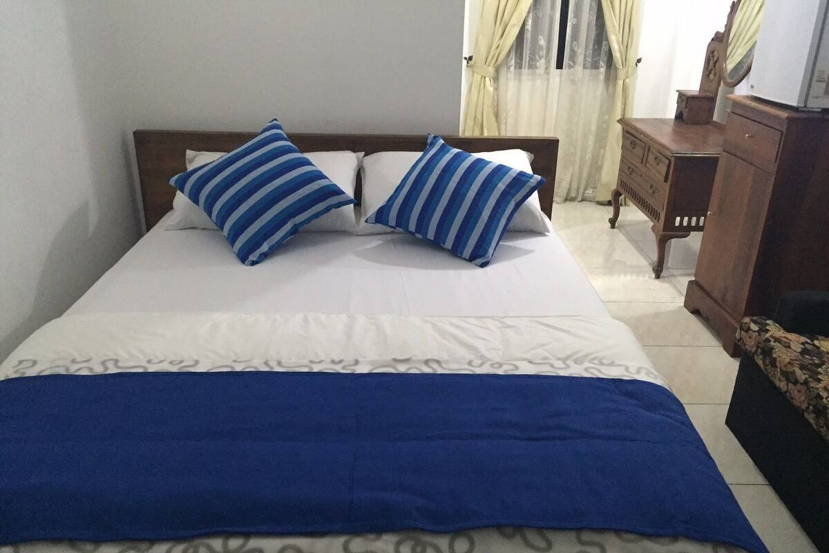 Phòng Deluxe, 1 giường đôi, quang cảnh vườn | Phòng khách | TV màn hình phẳng
