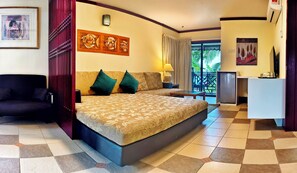 豪華套房, 海灘景觀, 海濱 | 客廳 | 40-吋智慧型電視，提供數位頻道