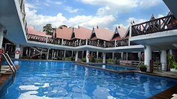 Habitación doble superior, 2 camas de matrimonio, vistas a la piscina, junto a la piscina | Piscina al aire libre | Una piscina al aire libre, tumbonas