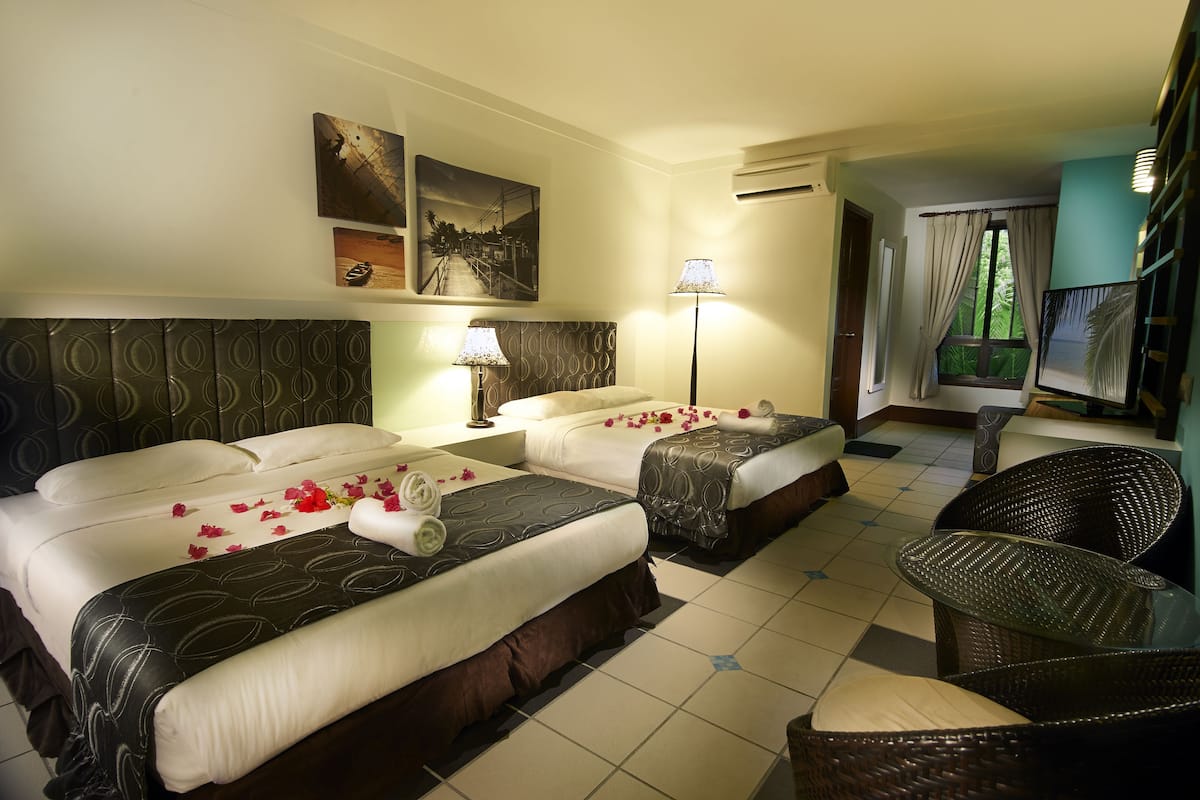 Superior Double Room, 2 Queen Beds, Pool View, Poolside