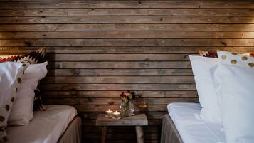 Dobbeltrom, 2 enkeltsenger, fjellutsikt | Wi-fi (inkludert) og sengetøy