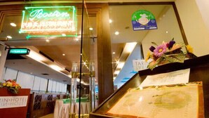 Breakfast, lunch and dinner served - Tarin Hotel (Chiang Mai)