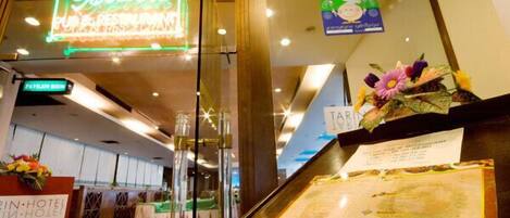 Breakfast, lunch, dinner served; international cuisine