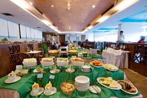 Desayuno buffet todos los días (con cargo)