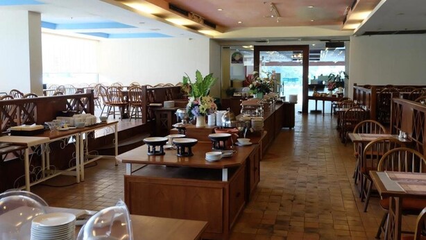 Breakfast, lunch and dinner served - Tarin Hotel (Chiang Mai)