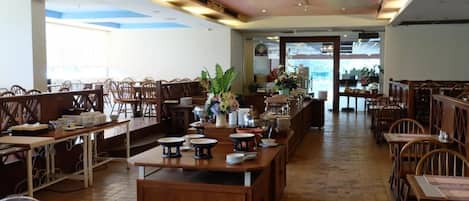 Breakfast, lunch, dinner served; international cuisine