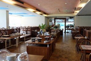 供應早餐、午餐、晚餐；多國菜